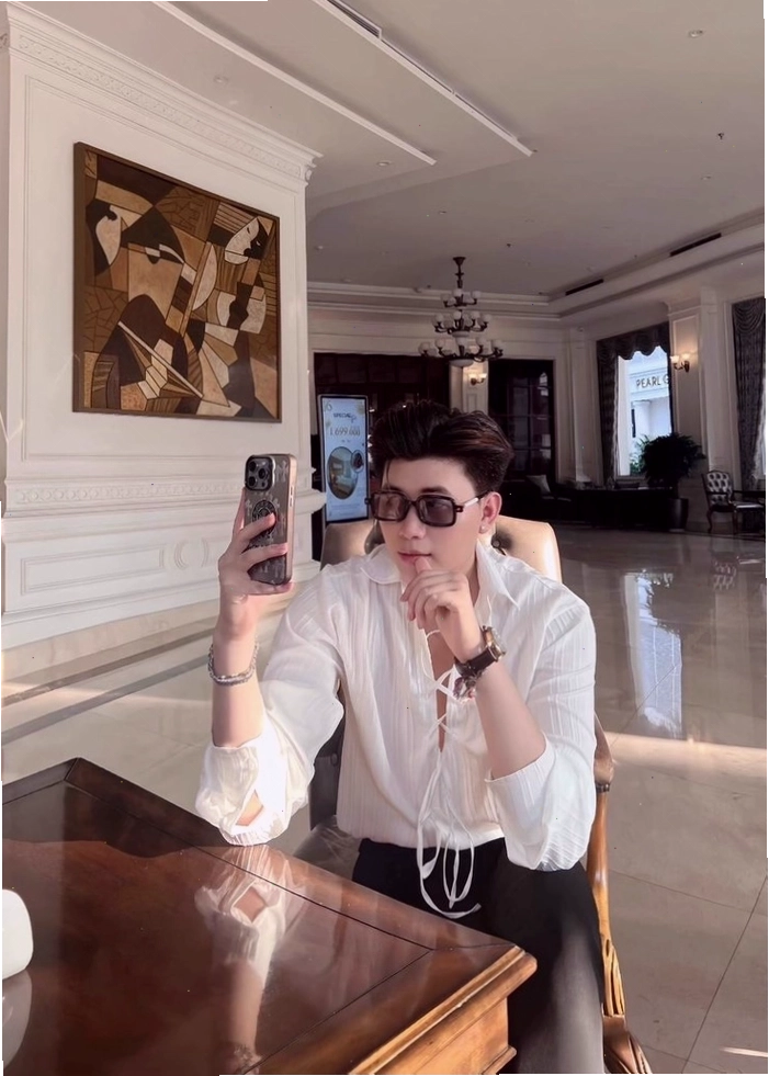 Chàng trai Việt Nam đeo kính, toát lên vẻ trẻ trung và phong cách
