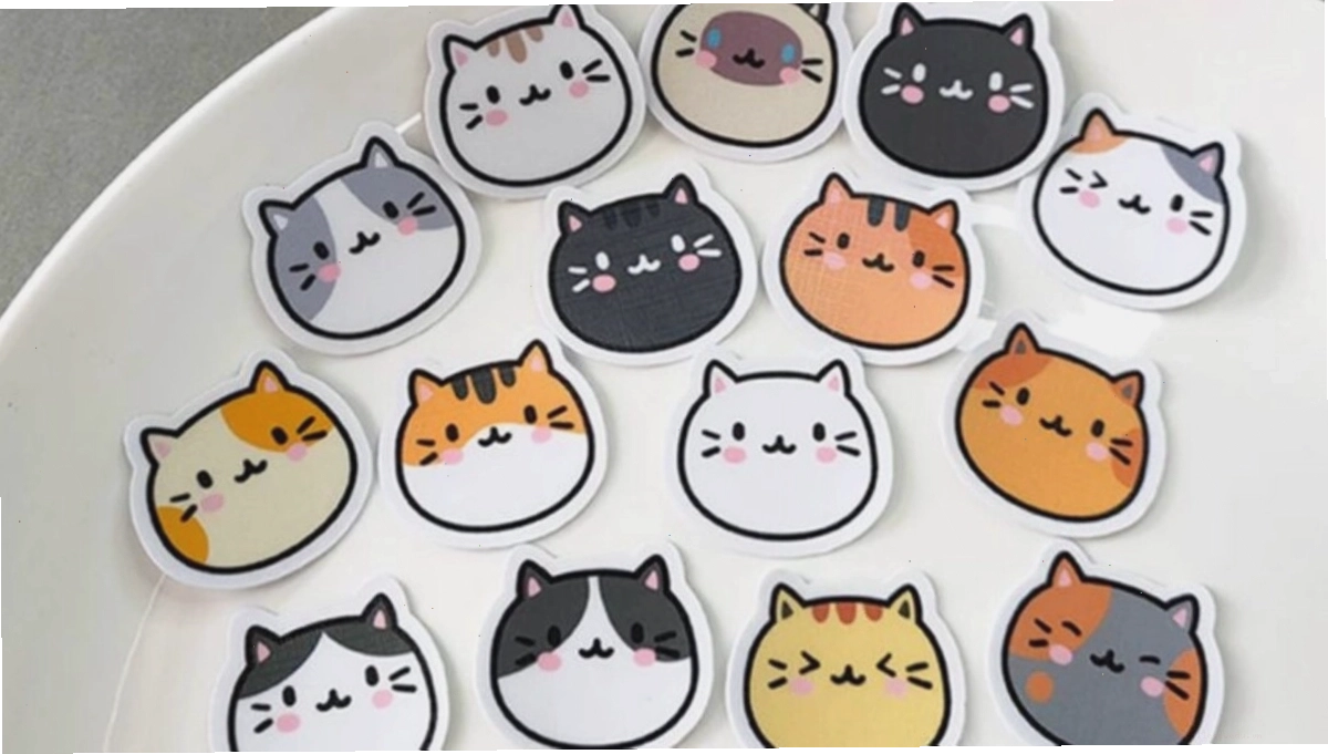 Chú mèo anime đang chơi đùa với cuộn len