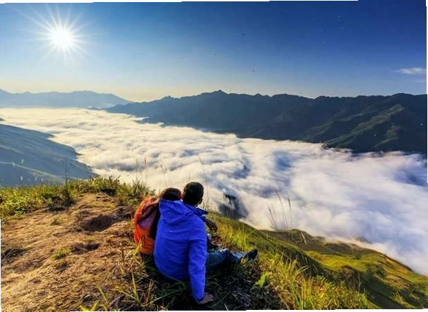 Cô gái anime với ánh mắt buồn nhìn xa xăm