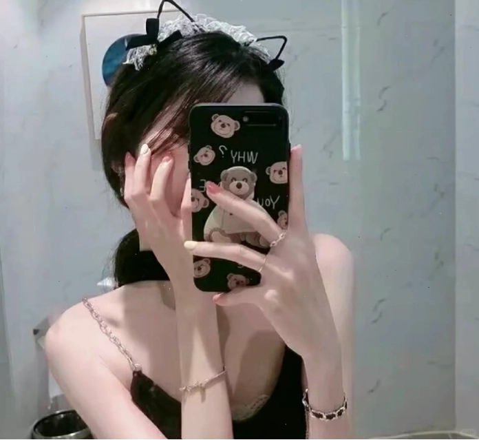 Cô gái che mặt bằng điện thoại trong gương