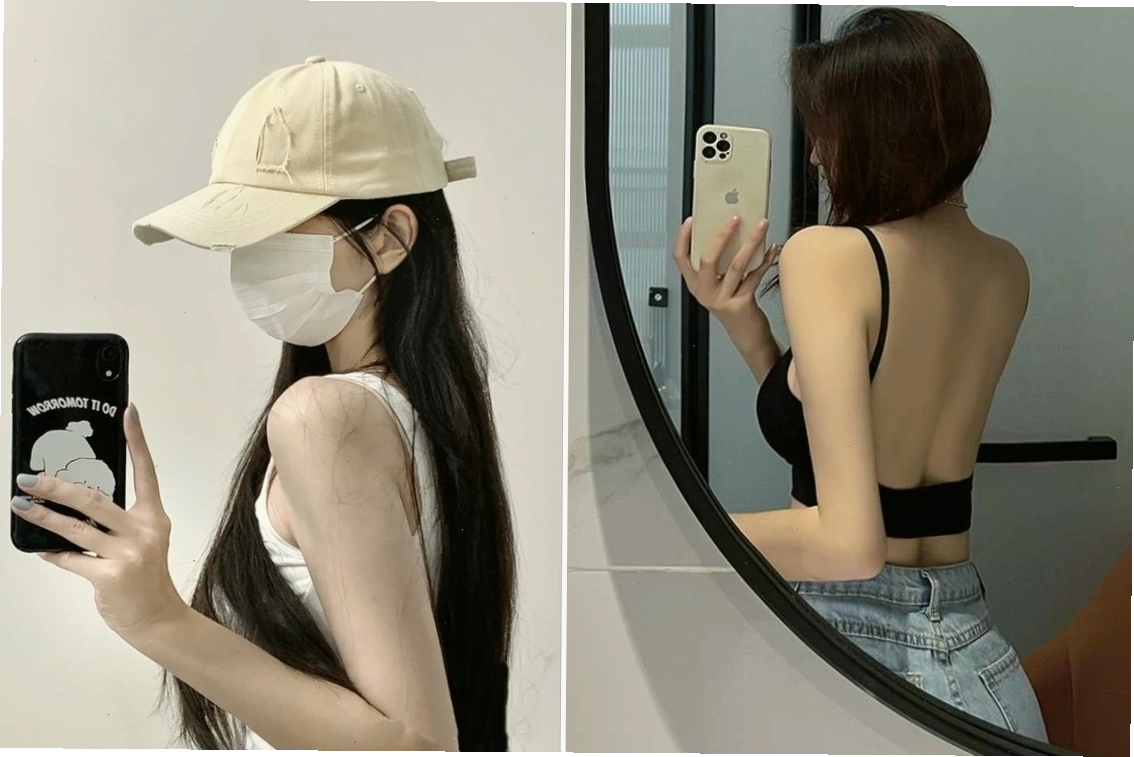 Cô gái chụp ảnh trước gương trong nhà tắm