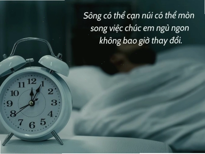 Cô gái đang nhắn tin chúc ngủ ngon ngọt ngào
