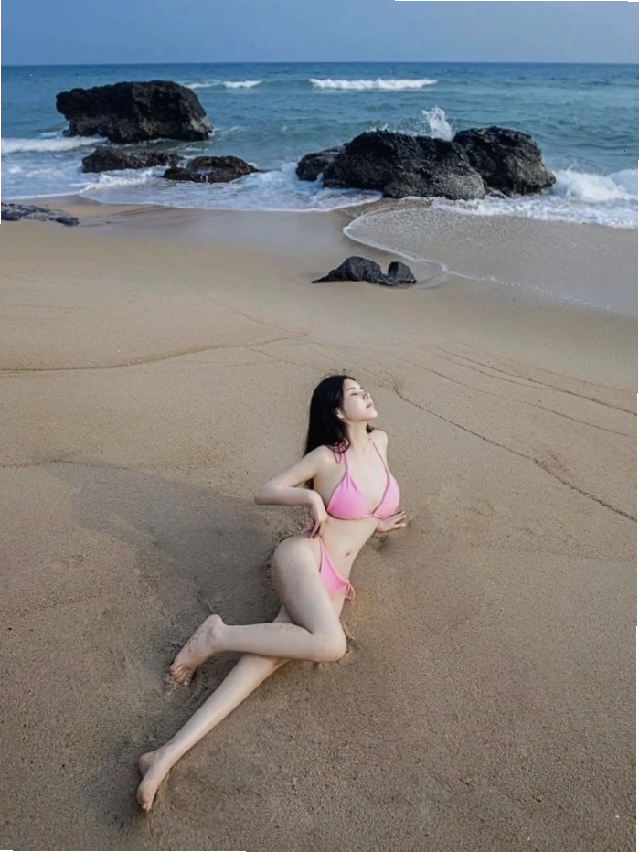 Cô gái diện trang phục pinky mỏng dưới ánh sáng đẹp