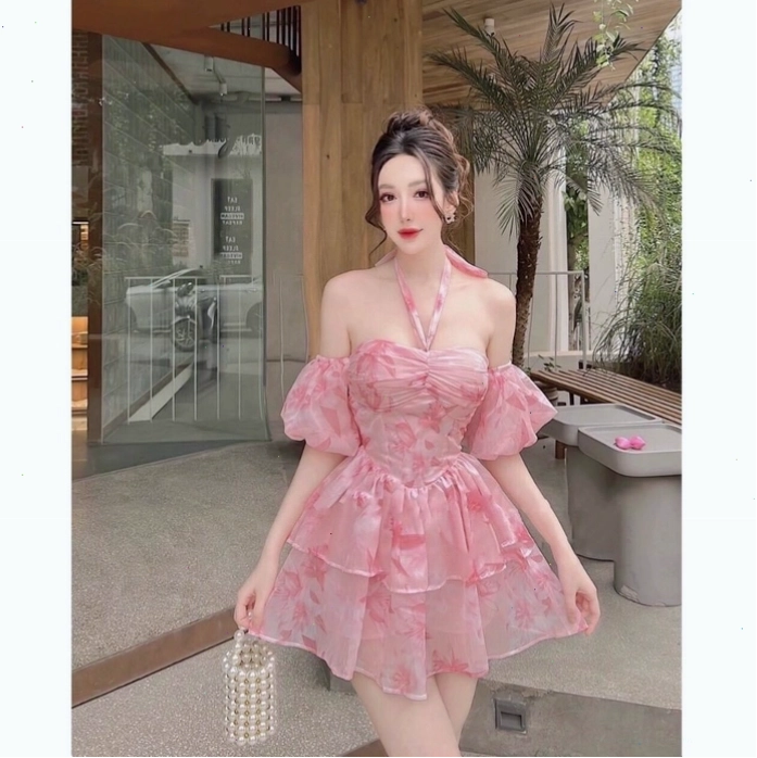 Cô gái mặc đồ pinky theo phong cách gợi cảm và hiện đại