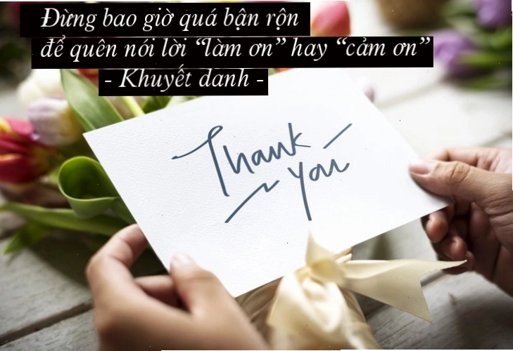 Cô gái mỉm cười hạnh phúc khi nhận được món quà