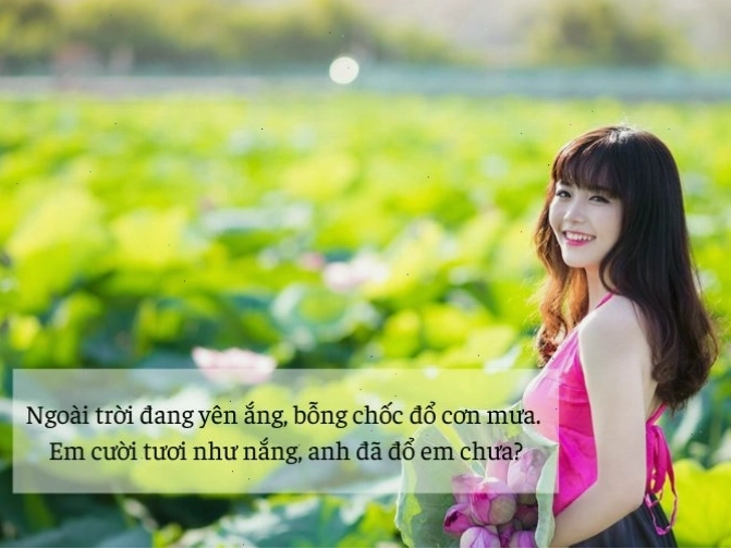 Cô gái nhìn xa xăm với nụ cười thoáng qua trên môi