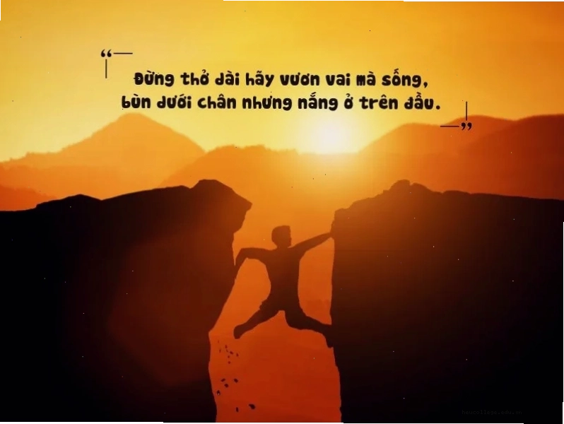 Cô gái trẻ đang nỗ lực làm việc với tinh thần quyết tâm cao độ