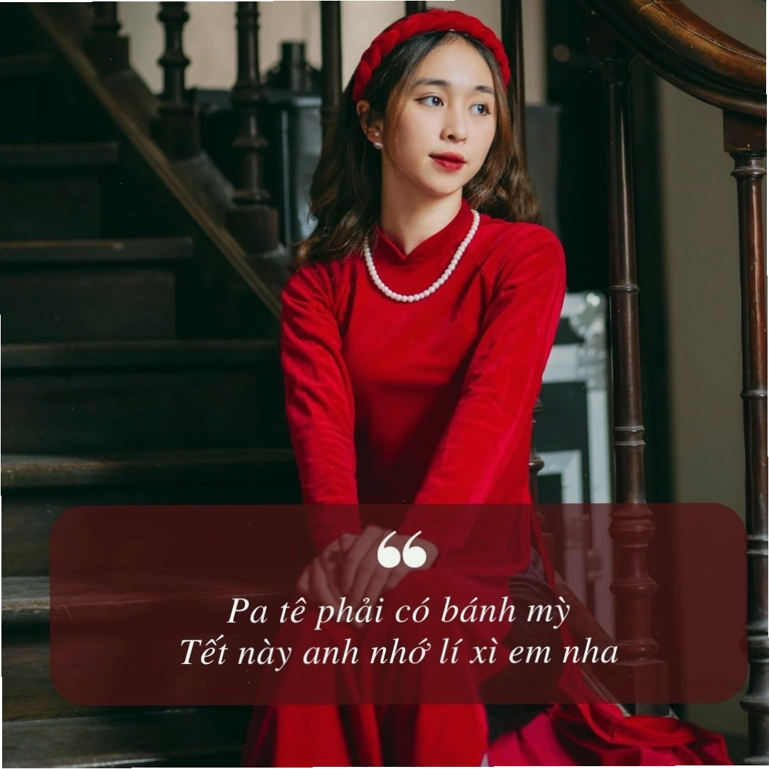 Cô gái trẻ trung diện áo dài đỏ rực rỡ, tươi cười rạng rỡ bên cành mai vàng ngày Tết
