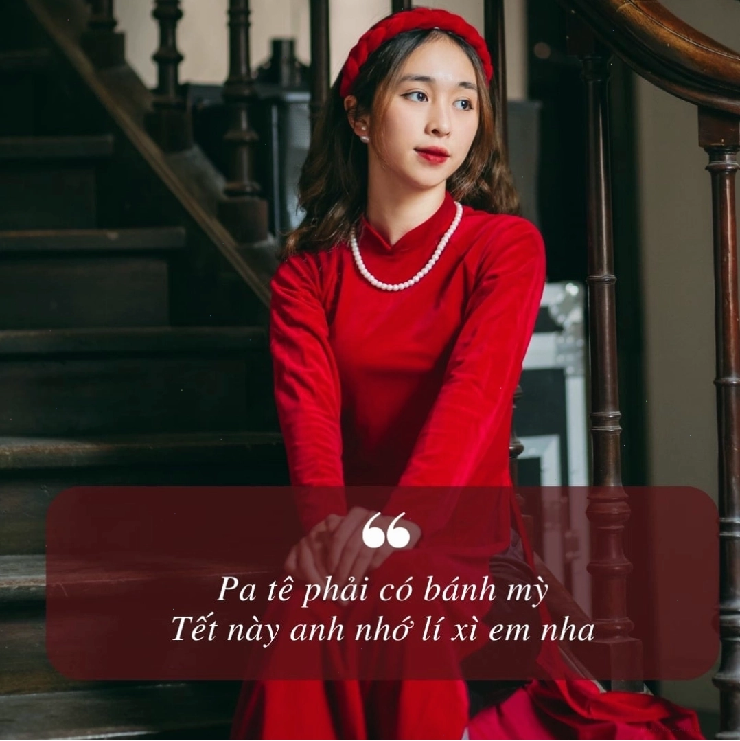 Cô gái trẻ trung diện áo dài tạo dáng