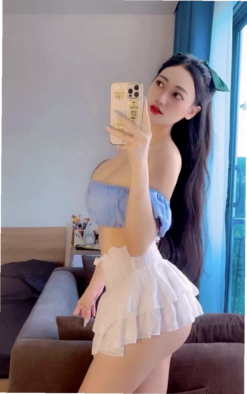 Cô gái trẻ trung với chiếc váy ngắn năng động