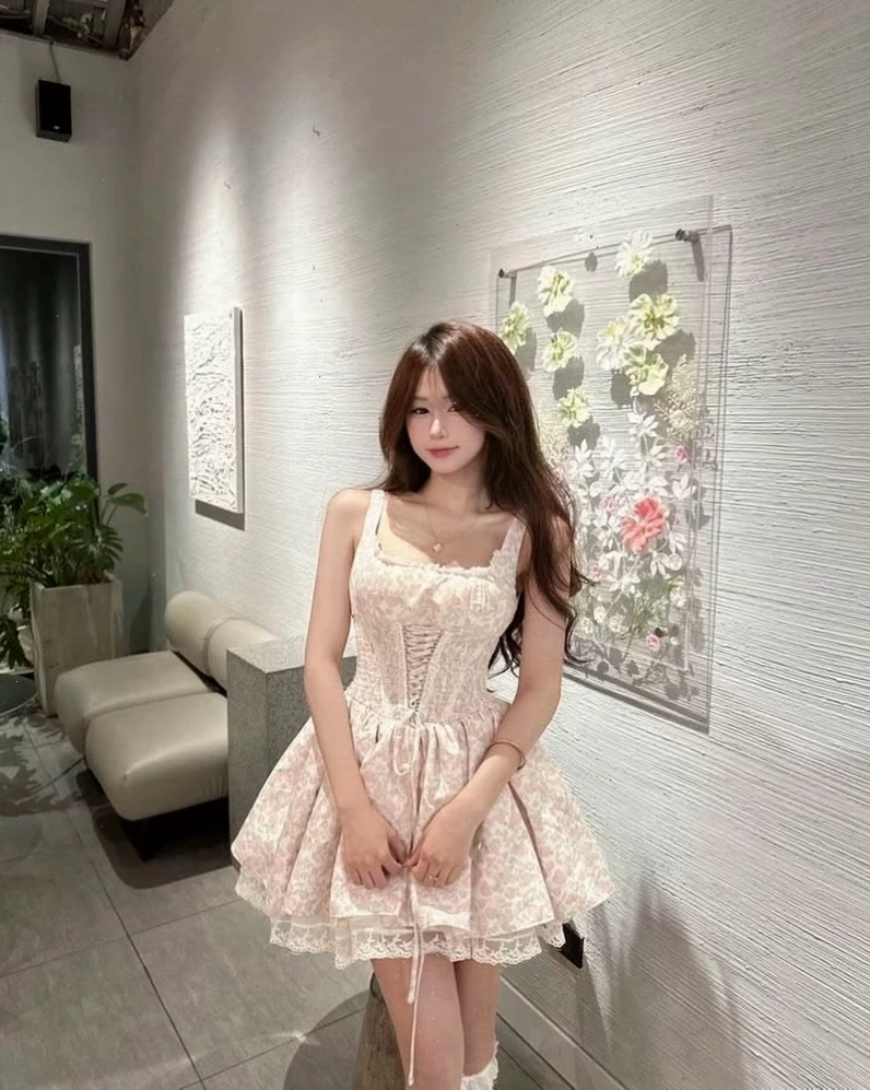 Cô gái trẻ trung với váy ngắn mang phong cách nữ sinh