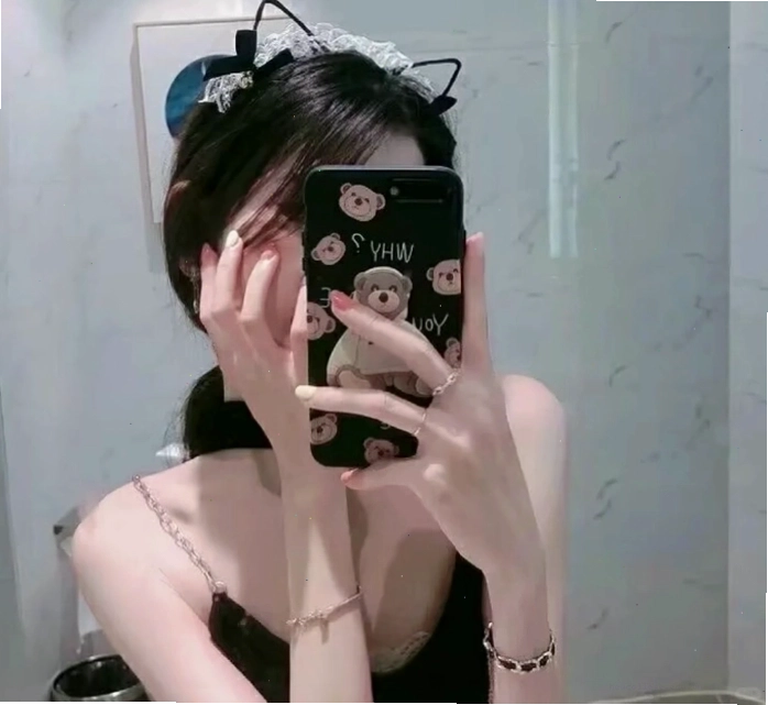 Cô gái trong gương dùng điện thoại che mặt tạo cảm giác suy tư