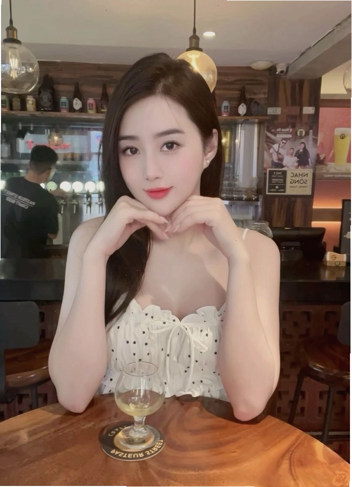 Cô gái Việt Nam diện bikini với phong cách biển cả