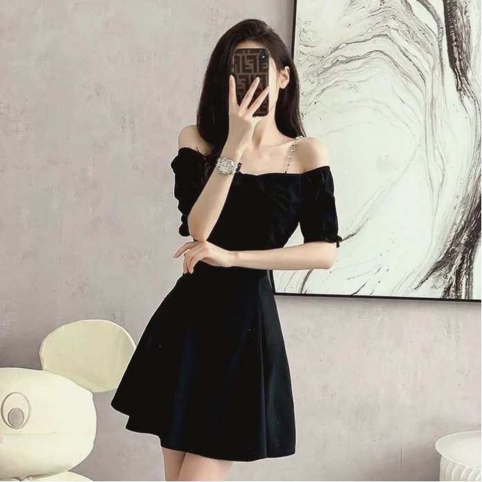 Cô gái xinh che mặt bằng điện thoại trong không gian ánh sáng đẹp