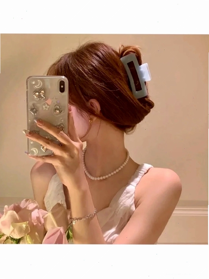 Cô gái xinh đẹp cầm điện thoại che mặt tạo dáng cực cuốn hút