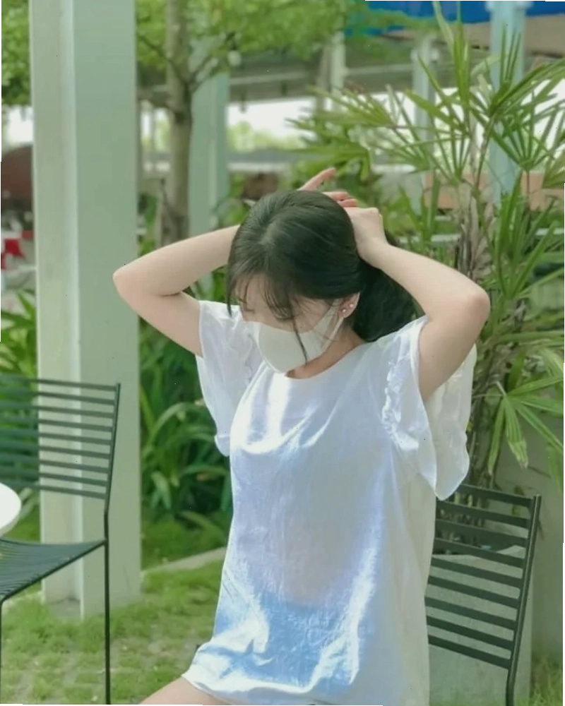 Cô gái xinh đẹp che mặt bằng khẩu trang, ánh mắt thể hiện nét dịu dàng
