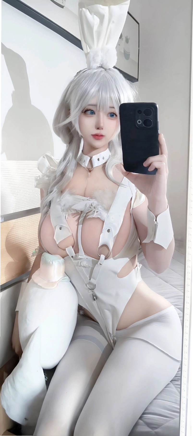 Cô gái xinh đẹp cosplay nhân vật game Liên Quân với trang phục chiến binh mạnh mẽ