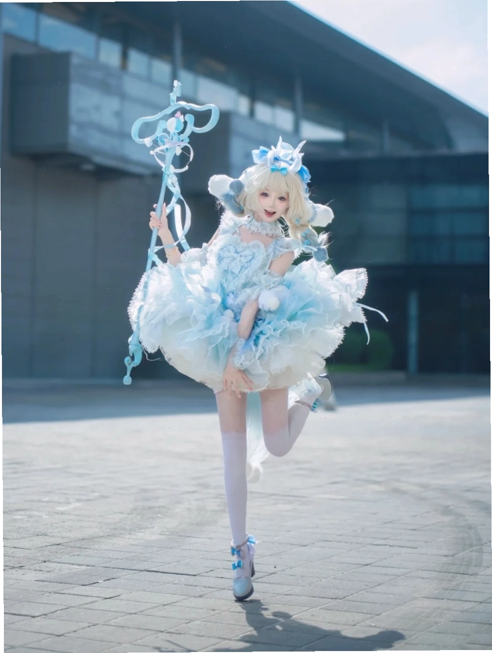 Cô gái xinh đẹp hóa thân thành nhân vật anime năng động với trang phục sặc sỡ