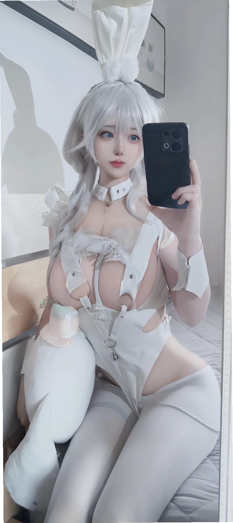 Cô gái xinh đẹp hóa thân thành nhân vật anime nữ với trang phục ấn tượng