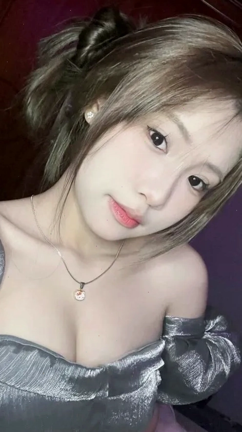 Cô gái xinh khoe vòng một nóng bỏng