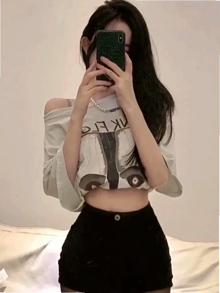 Cô gái xinh tươi trẻ trung che mặt bằng điện thoại với biểu cảm ngầu