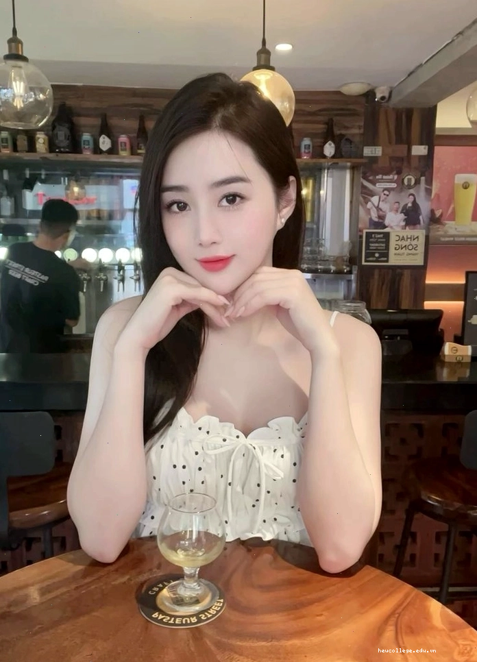 Cô gái xinh Việt Nam tạo dáng quyến rũ với bikini trên bãi biển