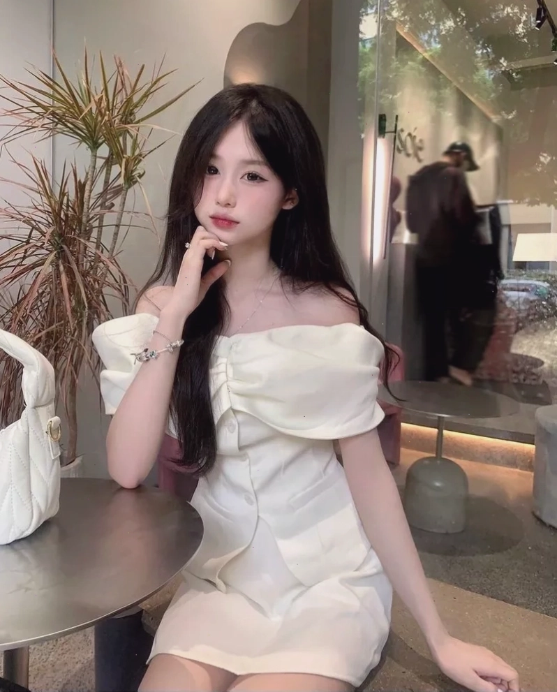 Cô gái xinh xắn với váy xếp ly ngắn đáng yêu