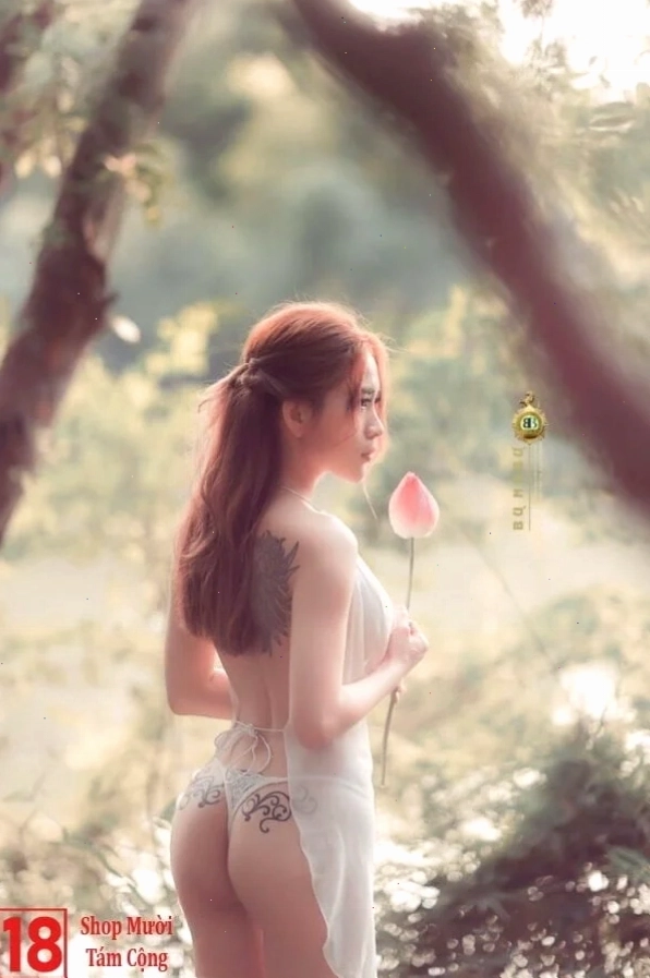 Cô nàng đáng yêu trong bộ bikini trắng dạo biển