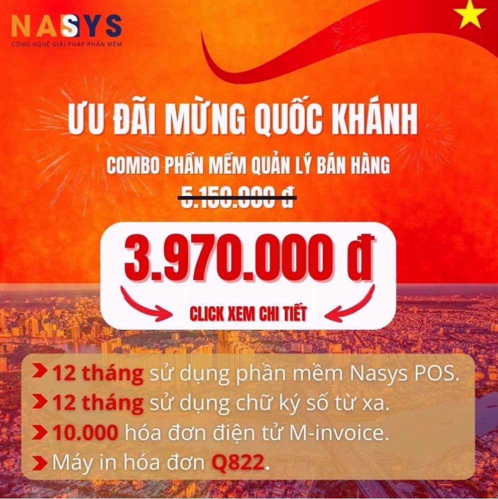 Đám đông giơ cao cờ Tổ quốc trong ngày lễ quốc khánh