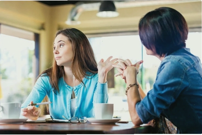 Dấu hiệu bị người khác coi thường qua cử chỉ và lời nói