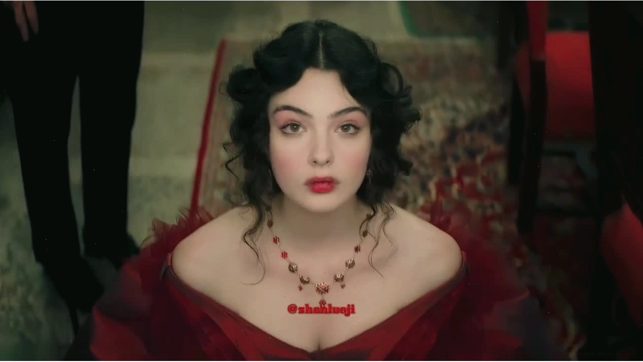 Deva Cassel, con gái của Monica Bellucci, với vẻ đẹp thừa hưởng từ mẹ