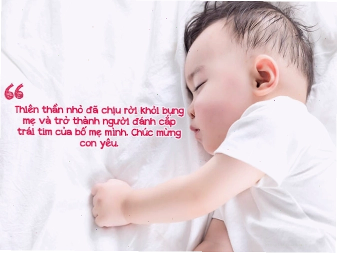 Em bé đang chơi đùa với đồ chơi, thể hiện sự hiếu động