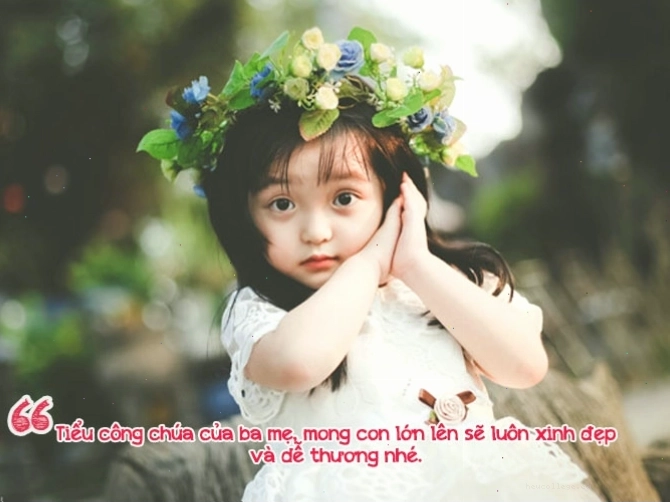 Em bé đang được bố mẹ ôm ấp, thể hiện tình yêu thương