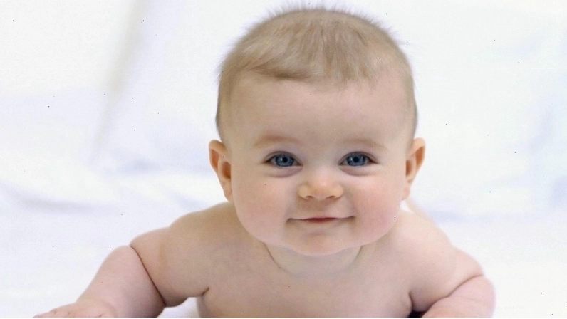 Em bé trai cười ngộ nghĩnh với má phúng phính