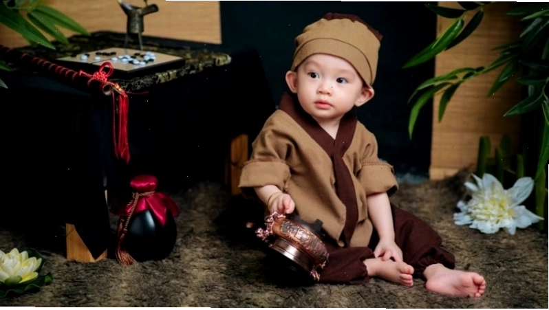 Em bé trai đang ngủ say giấc