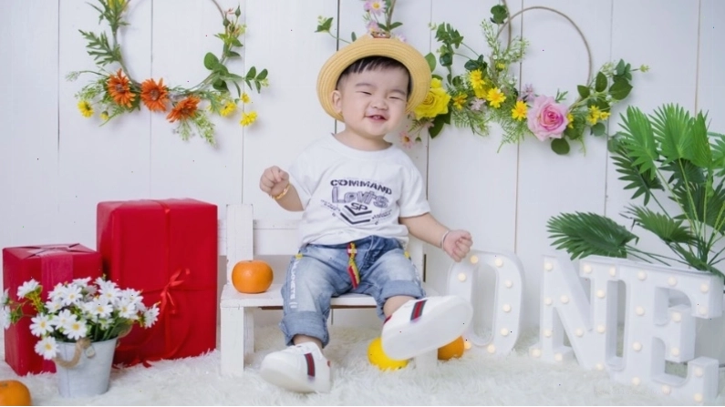 Em bé trai đáng yêu trong trang phục ngộ nghĩnh
