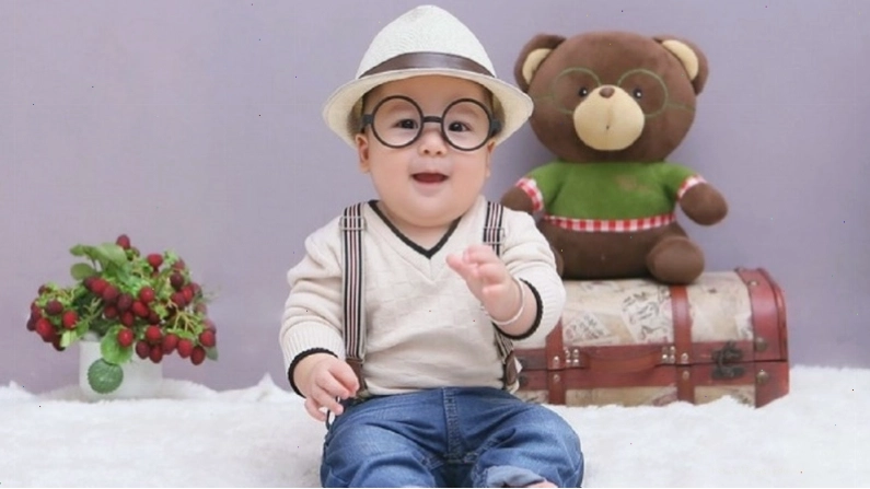 Em bé trai với đôi má phúng phính