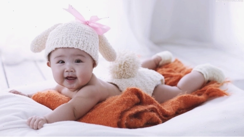 Em bé trai với nụ cười tỏa nắng