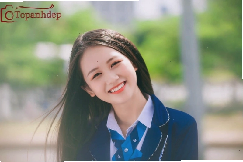 Gái xinh 2k10 khoe vẻ đẹp dịu dàng với mái tóc đen và nụ cười duyên