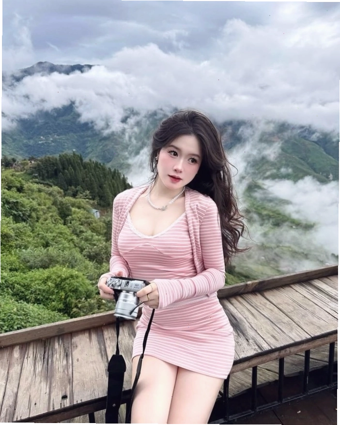 Gái xinh mặc đồ pinky nhảy múa với nguồn năng lượng tươi vui và đầy sức sống
