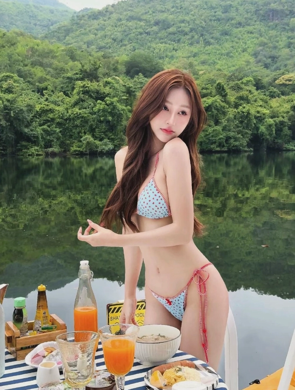 Gái xinh mang bikini cười đùa cùng sóng biển lãng mạn