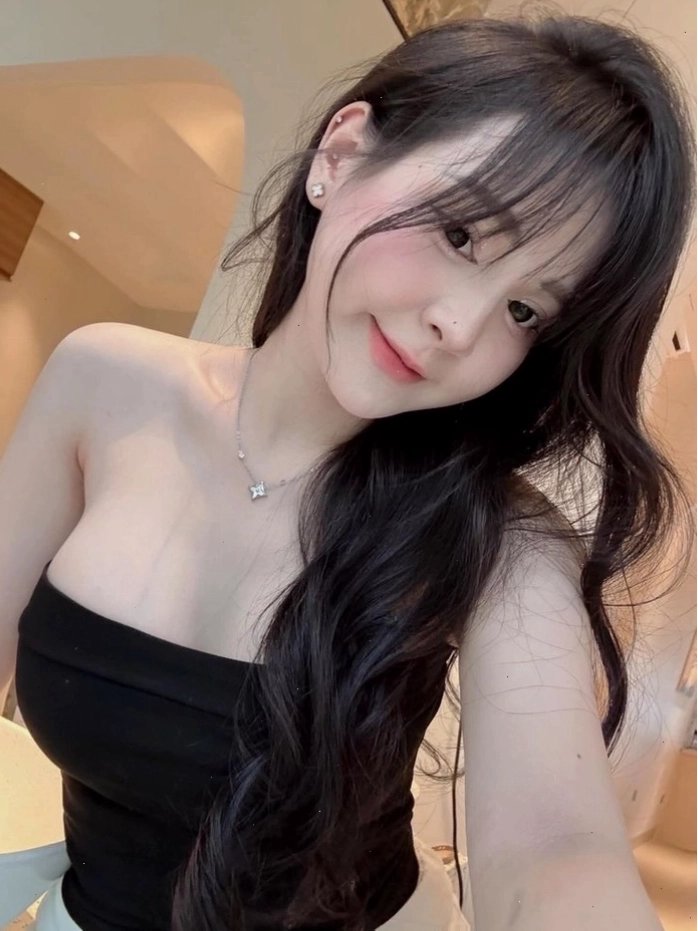 Gái xinh tóc dài bikini quyến rũ