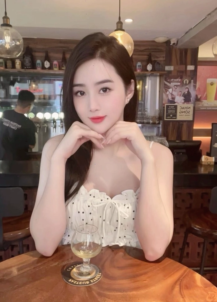 Gái xinh Việt Nam bikini tạo dáng trên biển