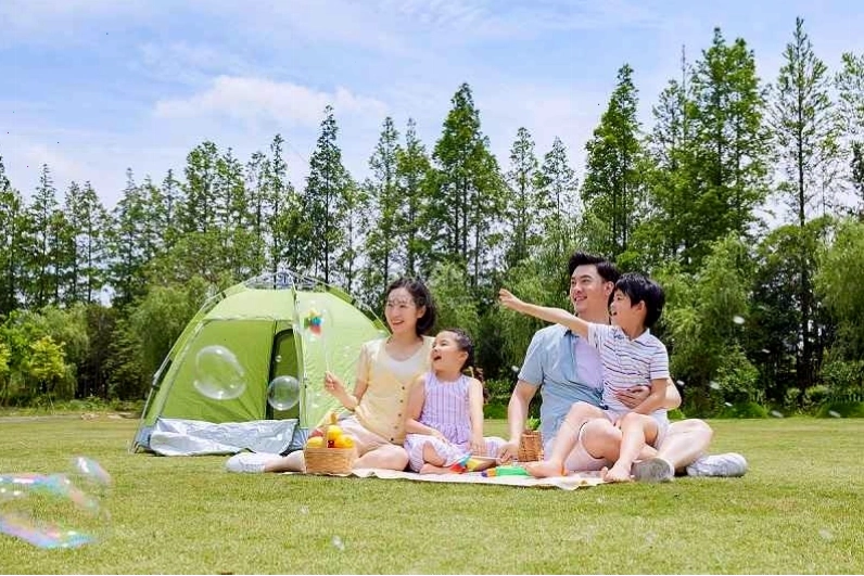 Gia đình cùng nhau vui đùa trên bãi biển