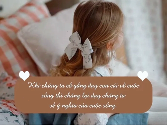 Hai bé gái đang chơi đùa cùng nhau, biểu cảm tinh nghịch