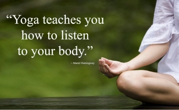Hai người bạn cùng tập yoga ngoài trời