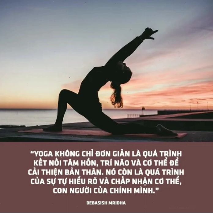 Hai người phụ nữ mỉm cười sau khi tập yoga