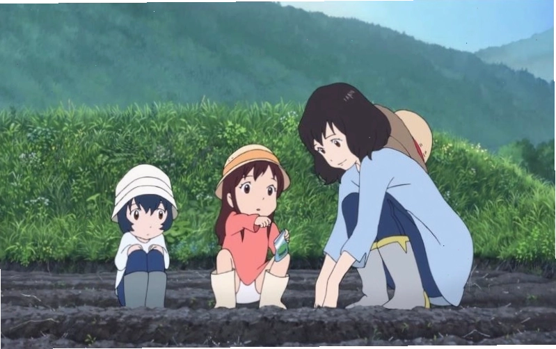 Hana và các con trong anime Những Đứa Con Người Sói