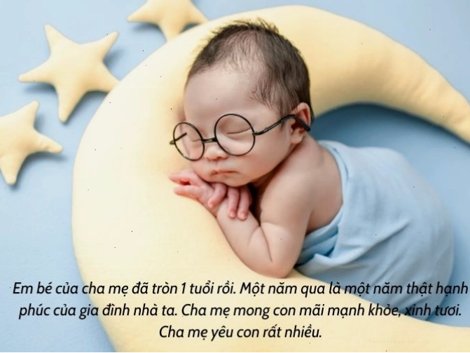 Hình ảnh bé gái vui vẻ trong ngày thôi nôi