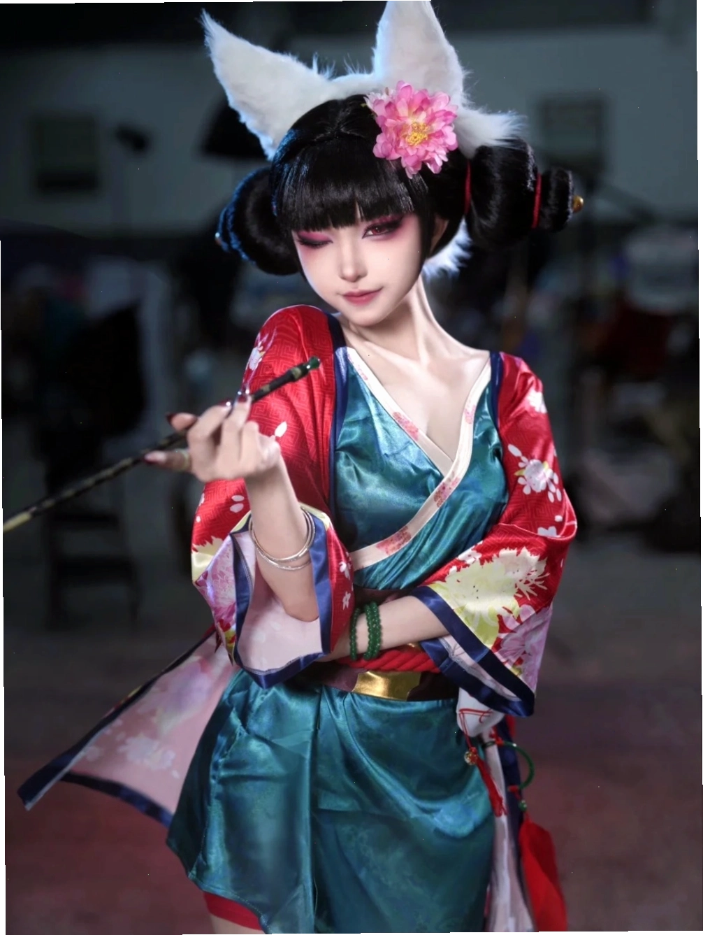 Hình ảnh cosplay một nữ nhân vật anime với đôi mắt to tròn và biểu cảm dễ thương